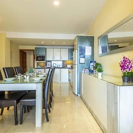 Apartamento Fabulous With Views In By Renthousing