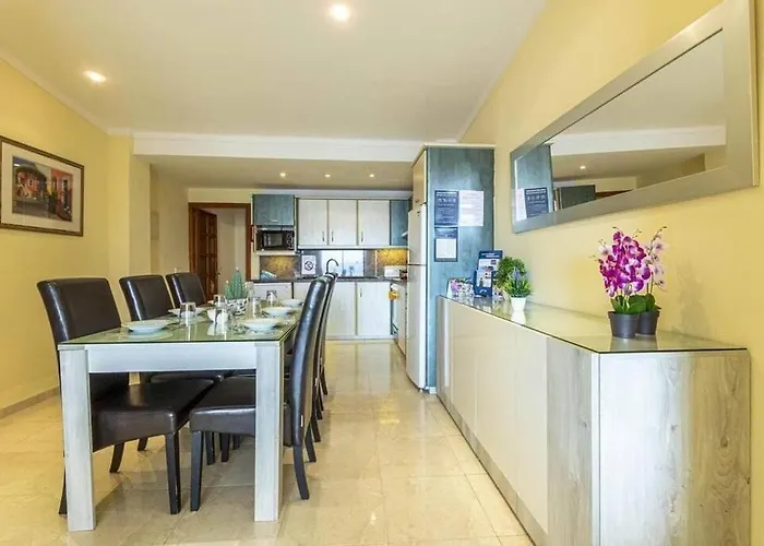 Apartmán Fabulous With Views In By Renthousing